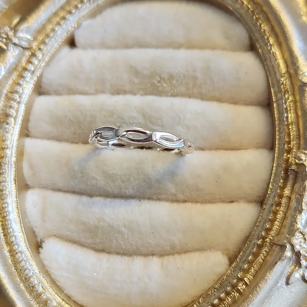 Elegant Silver Tone Women's Ring Size 7.25